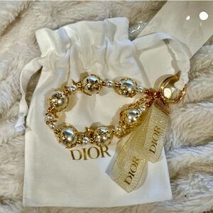 Dior Gold and Pearl Starry key ring holder
NEW